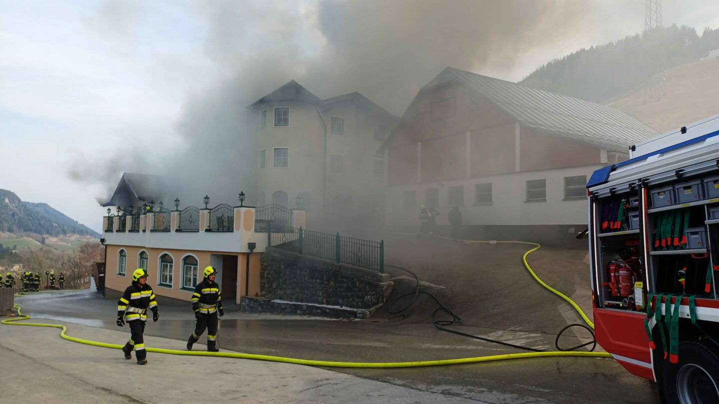 8 Feuerwehren bei Gebäudebrand in Schladming