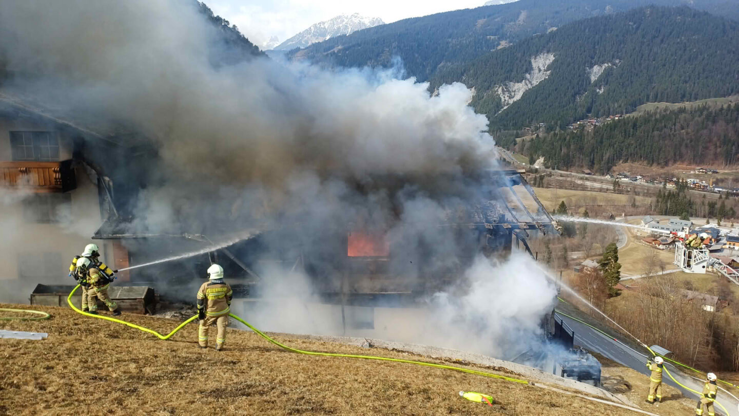 8 Feuerwehren bei Gebäudebrand in Schladming