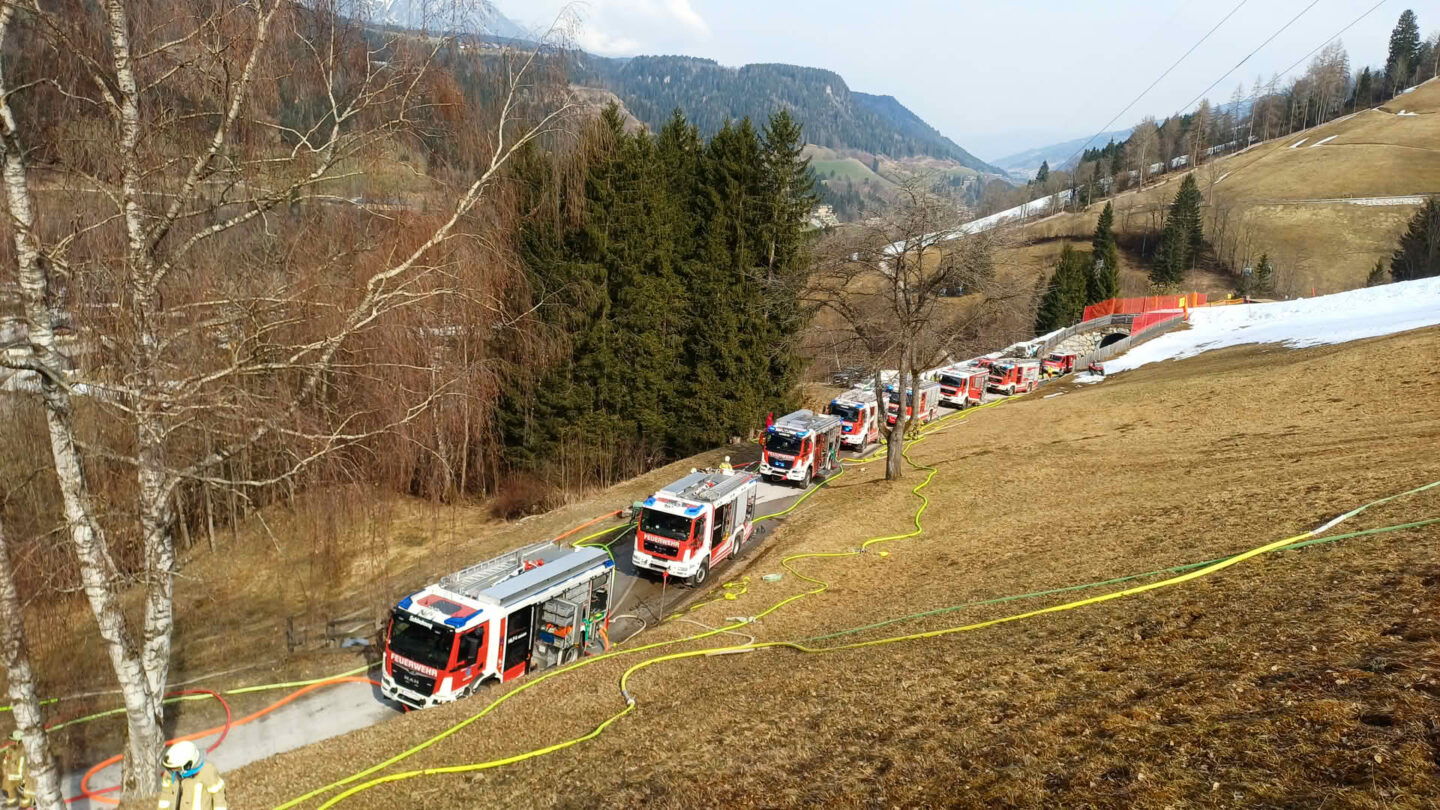 8 Feuerwehren bei Gebäudebrand in Schladming