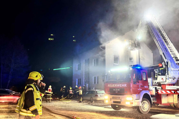 FF Hoheneich: Wohnhausbrand in Mehrparteienhaus