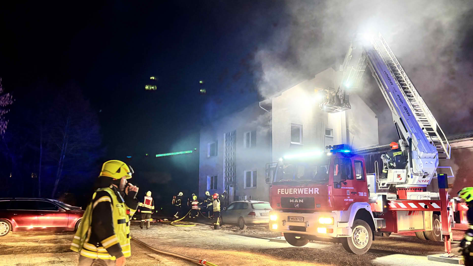 FF Hoheneich: Wohnhausbrand in Mehrparteienhaus