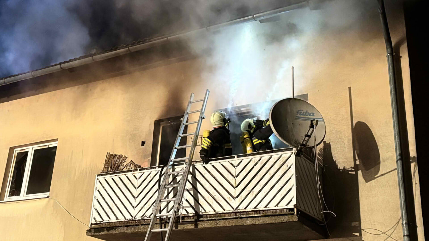 Wohnhausbrand in Mehrparteienhaus in Hoheneich