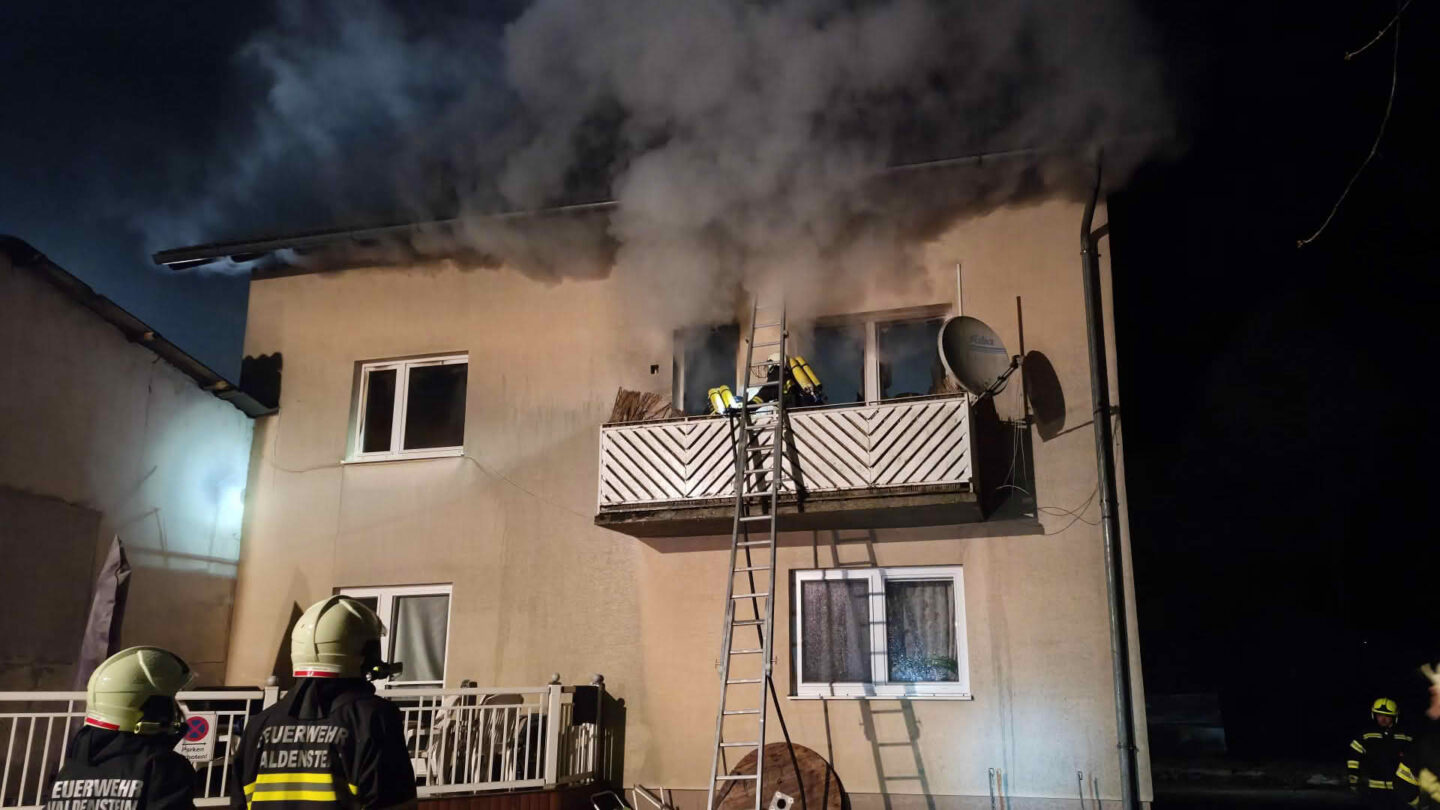 Wohnhausbrand in Mehrparteienhaus in Hoheneich