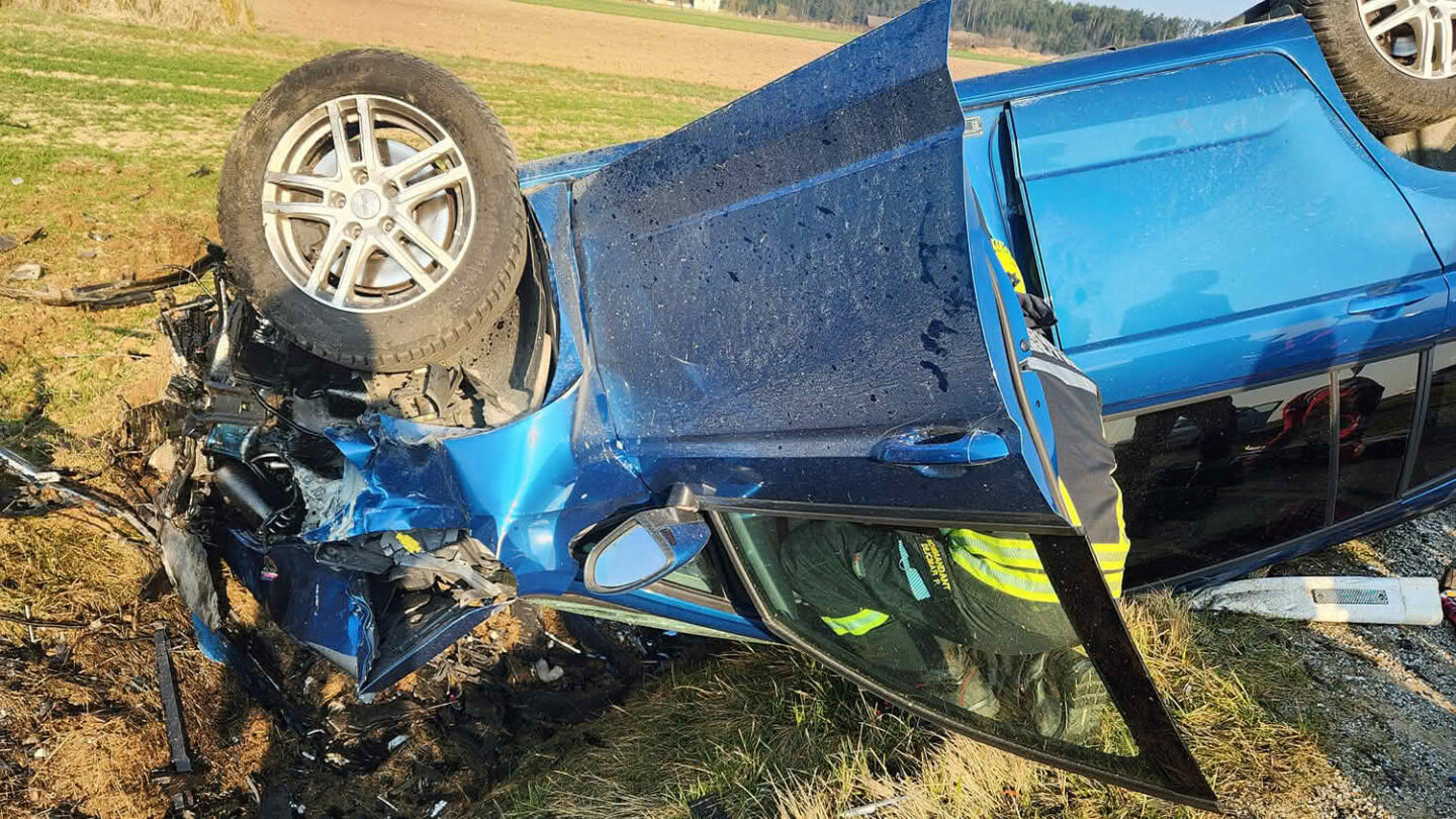Zwei Verletzte nach Unfall und Überschlag