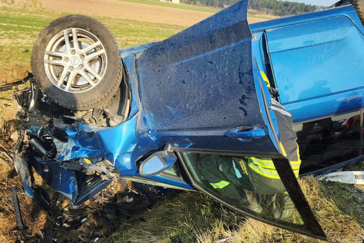 BFK Waidhofen/Thaya: Zwei Verletzte nach Unfall und Überschlag