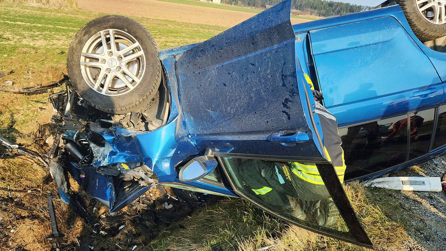 BFK Waidhofen/Thaya: Zwei Verletzte nach Unfall und Überschlag
