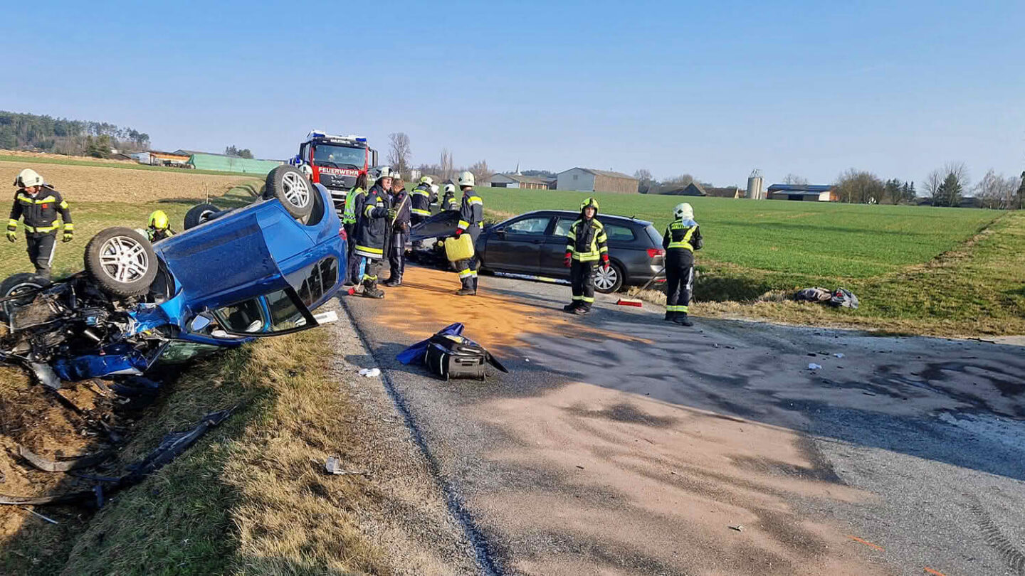 Zwei Verletzte nach Unfall und Überschlag