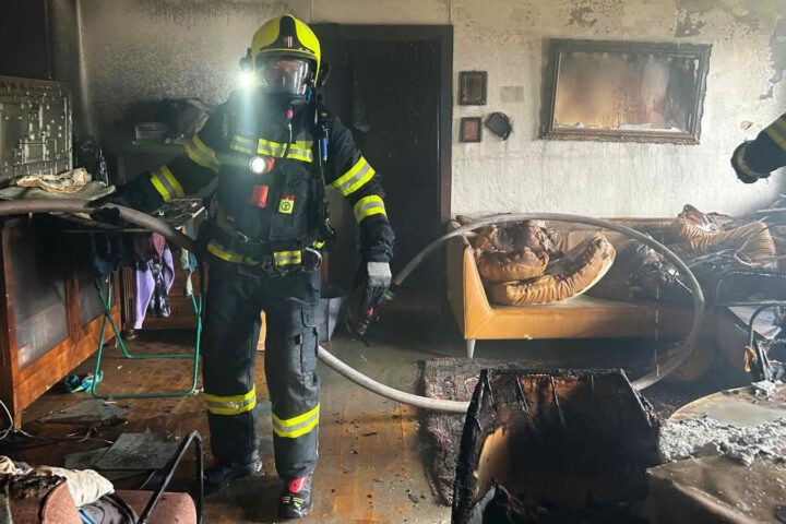 FF Bad Ischl: Materialschlacht für Mensch und Gerät bei massivem Dachstuhlbrand