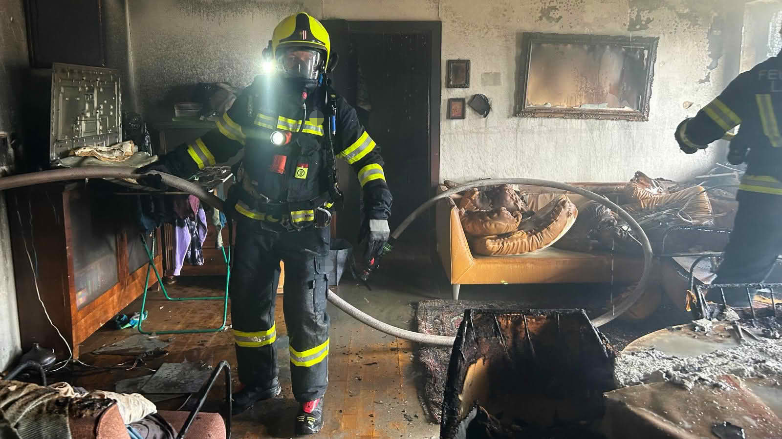 FF Bad Ischl: Materialschlacht für Mensch und Gerät bei massivem Dachstuhlbrand