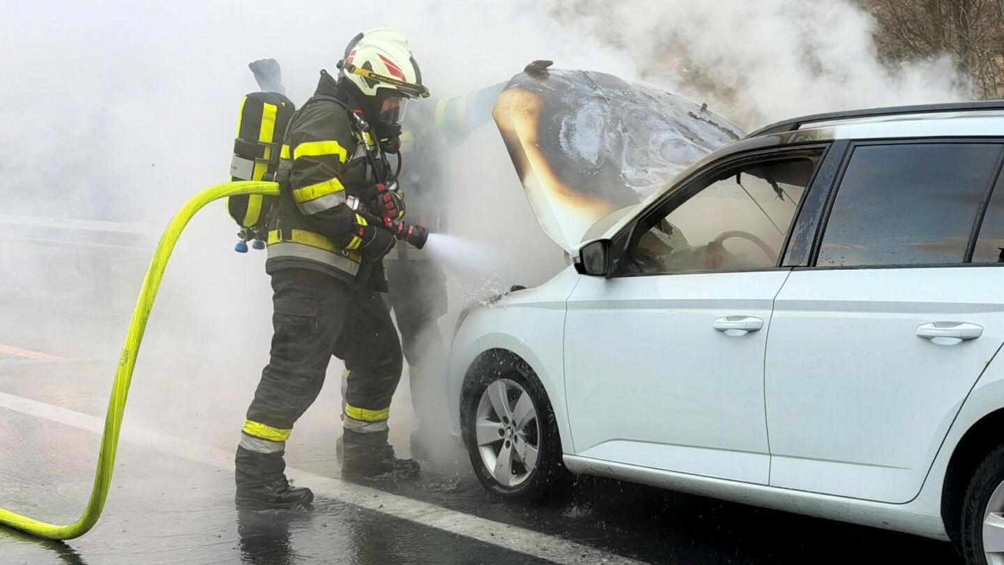 Fahrzeugbrand Pkw auf der A9 bei Mautern