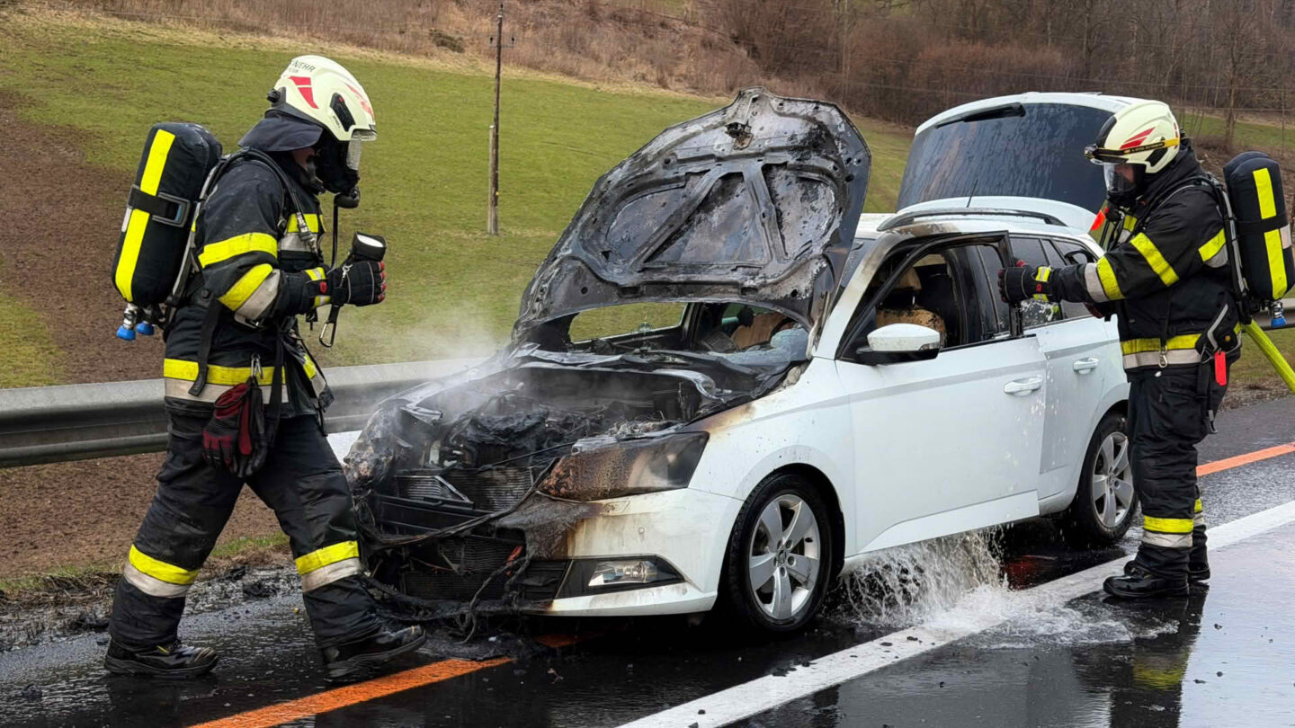 Fahrzeugbrand Pkw auf der A9 bei Mautern