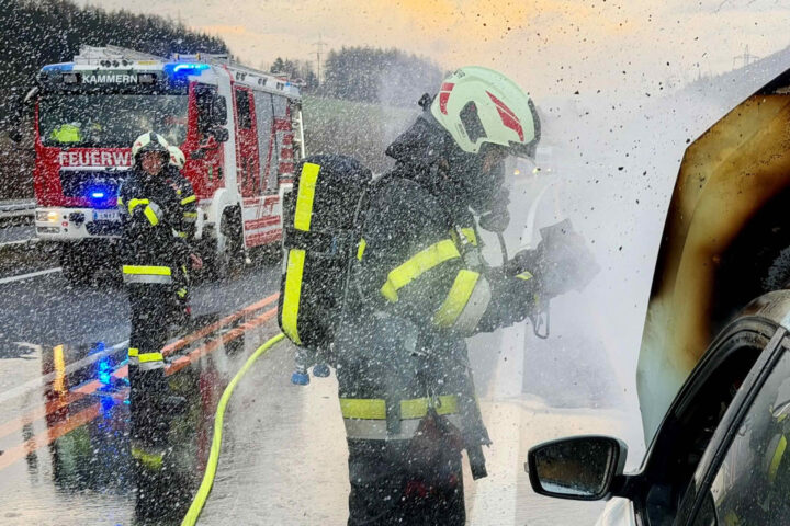 BFV Leoben: Fahrzeugbrand Pkw auf der A9 bei Mautern