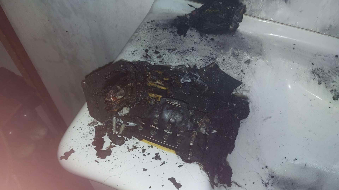 Akkuladegerät fängt Feuer