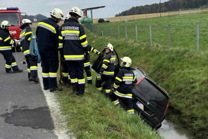 BFV Feldbach: Verkehrsunfall mit eingeklemmter Person – L213