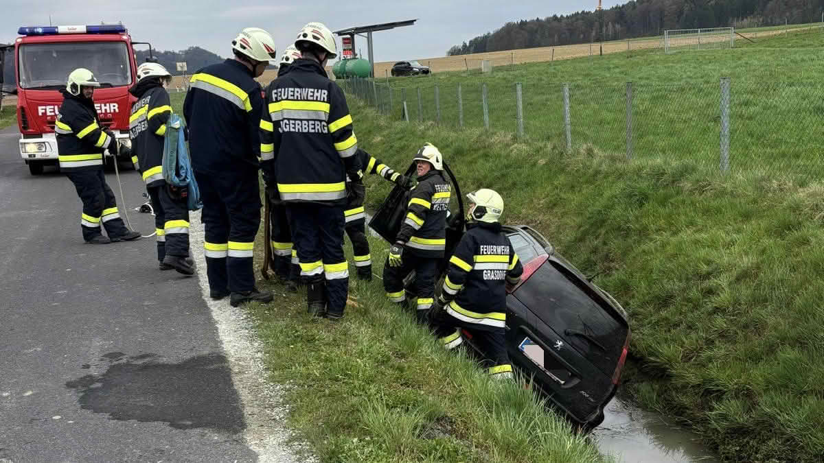 BFV Feldbach: Verkehrsunfall mit eingeklemmter Person – L213