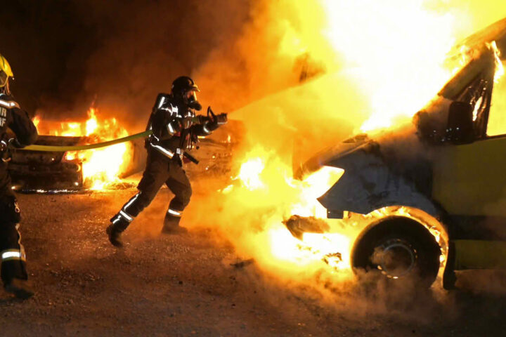 BFKDO Baden: Mehrere Fahrzeuge auf einem Firmenareal in Brand geraten