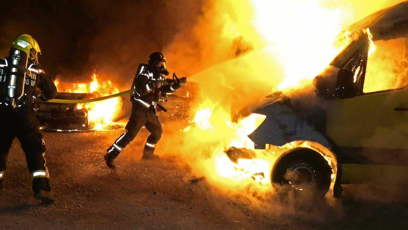 BFKDO Baden: Mehrere Fahrzeuge auf einem Firmenareal in Brand geraten