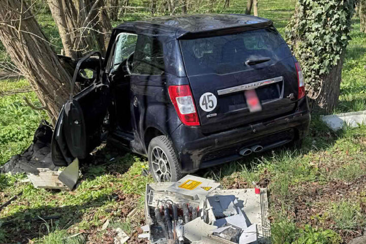BFKDO Baden: Moped-Auto prallt frontal gegen Baum