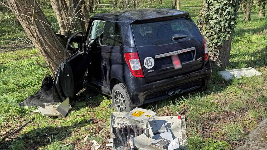 BFKDO Baden: Moped-Auto prallt frontal gegen Baum