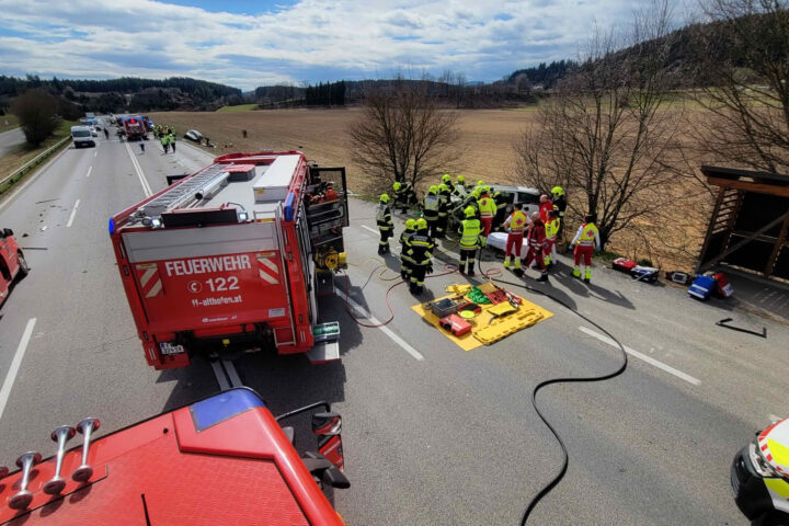 FF Althofen: Frontalzusammenstoß auf der B317