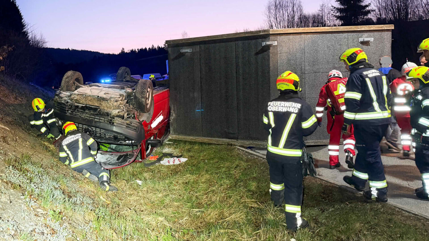 Kleinbus mit Jausenanhänger überschlägt sich