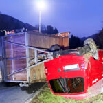 AFK Mondsee: Kleinbus mit Jausenanhänger überschlägt sich auf A1