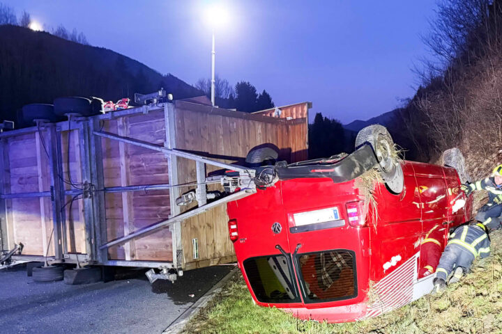AFK Mondsee: Kleinbus mit Jausenanhänger überschlägt sich auf A1