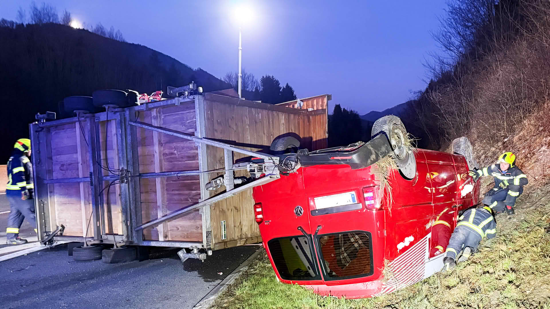 AFK Mondsee: Kleinbus mit Jausenanhänger überschlägt sich auf A1