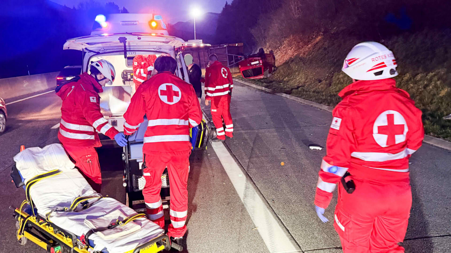 Kleinbus mit Jausenanhänger überschlägt sich