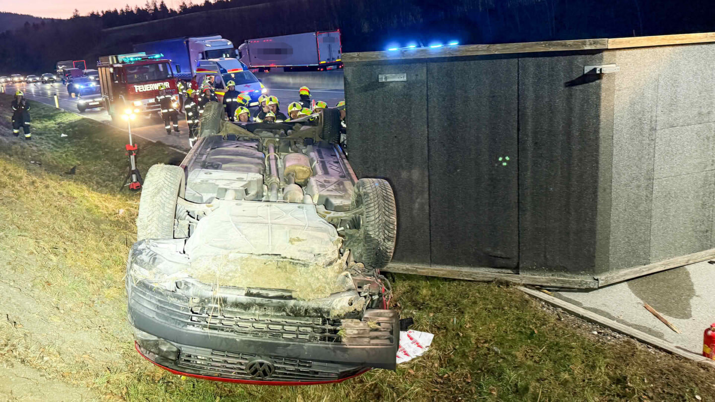 Kleinbus mit Jausenanhänger überschlägt sich