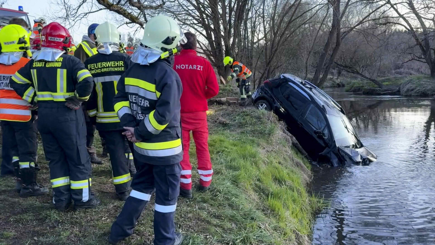 Fahrzeug in Lainsitz gestürzt