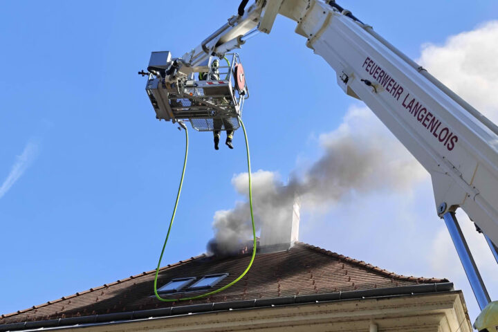 FF Krems: Großeinsatz in Rehberg – Dachstuhlbrand fordert zehn Feuerwehren