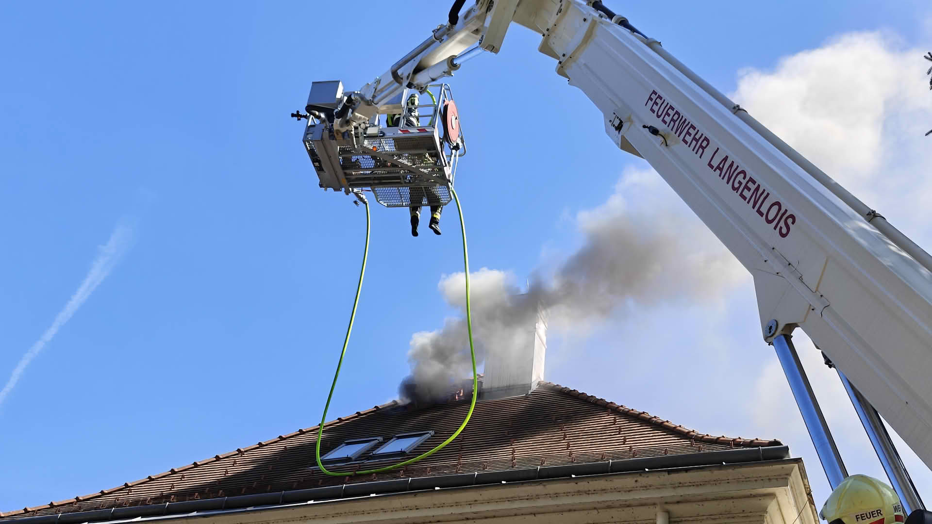 FF Krems: Großeinsatz in Rehberg – Dachstuhlbrand fordert zehn Feuerwehren