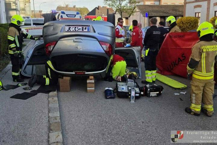 FF Felixdorf: Verkehrsunfall – Fahrzeug überschlagen in der Fabrikgasse