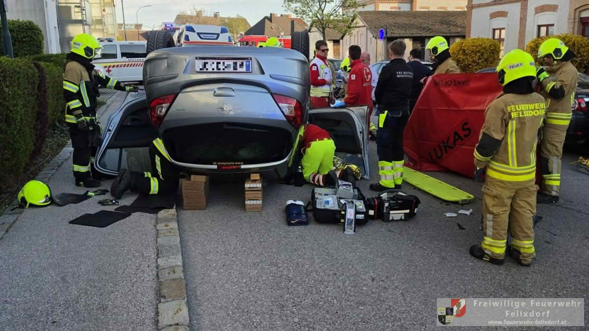 Fahrzeug überschlagen in der Fabrikgasse