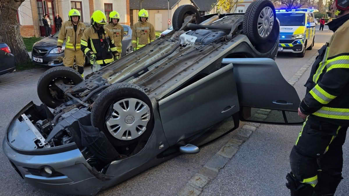 Fahrzeug überschlagen in der Fabrikgasse