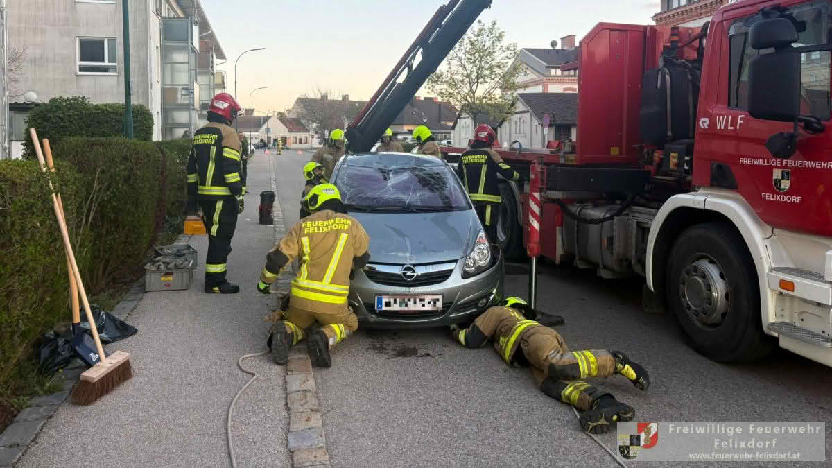 Fahrzeug überschlagen in der Fabrikgasse