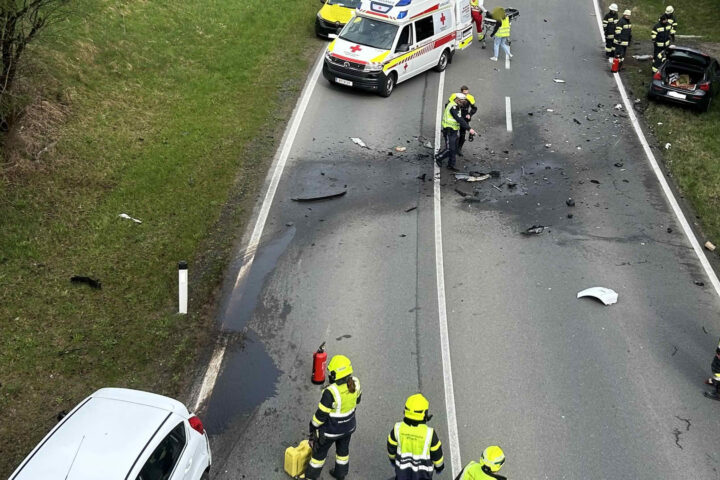 HFW Villach: Schwerer Verkehrsunfall auf der B86 – Zwei Verletzte