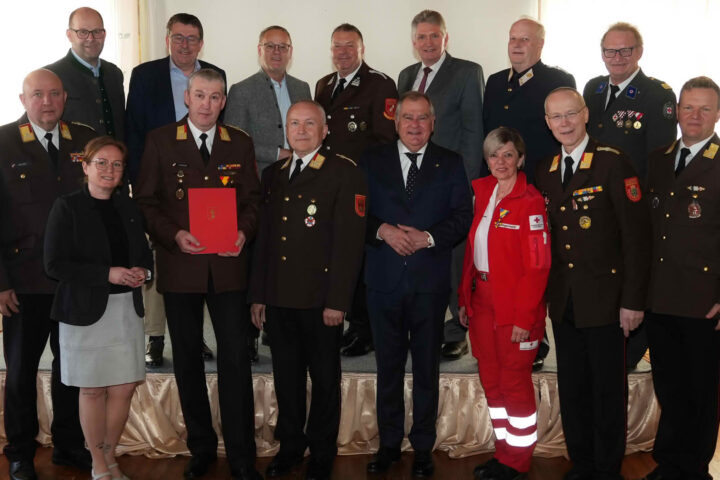 BFKDO Wiener Neustadt: Abschnittsfeuerwehrtag des Abschnittes Kirchschlag in Hollenthon