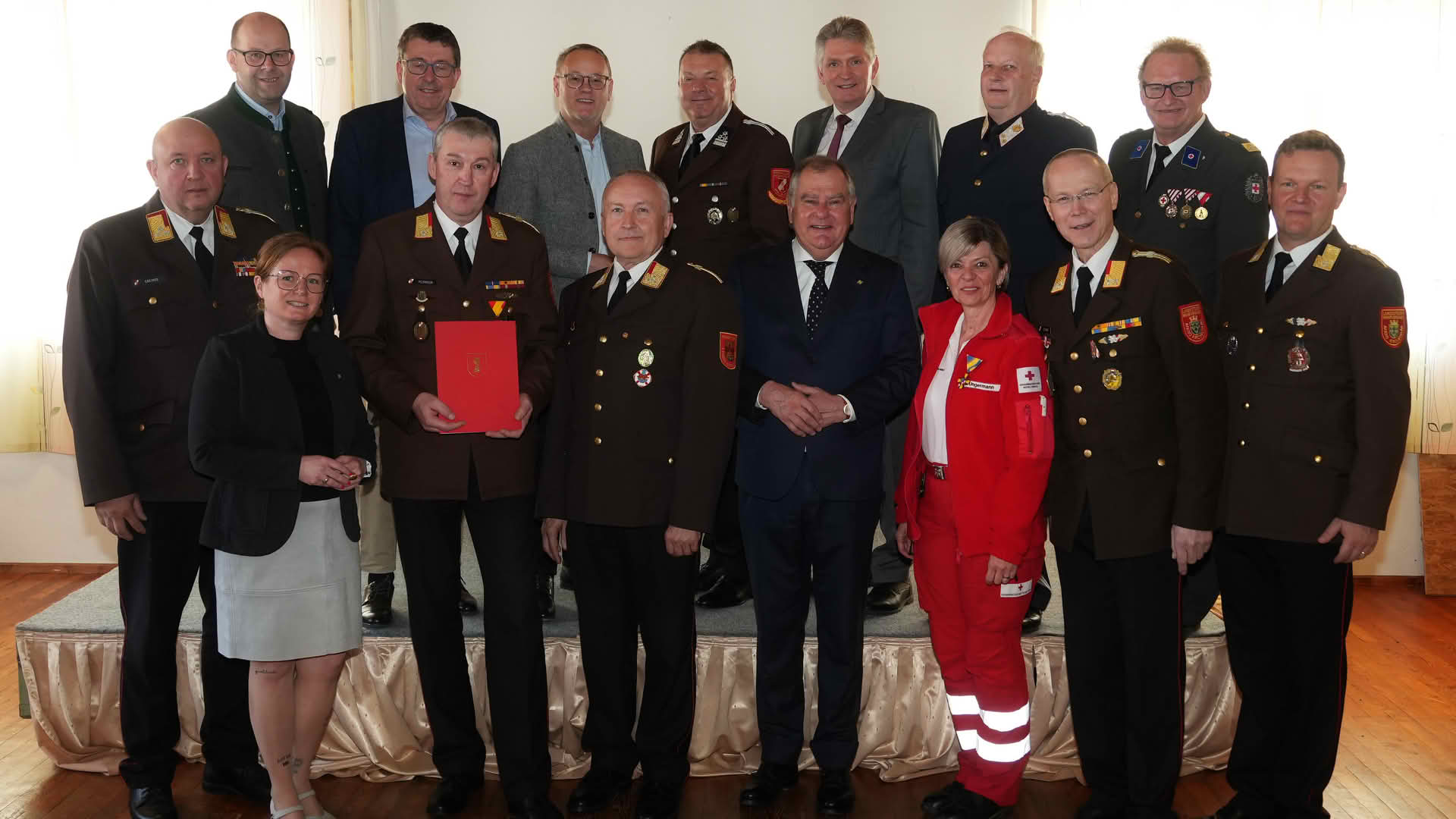 BFKDO Wiener Neustadt: Abschnittsfeuerwehrtag des Abschnittes Kirchschlag in Hollenthon