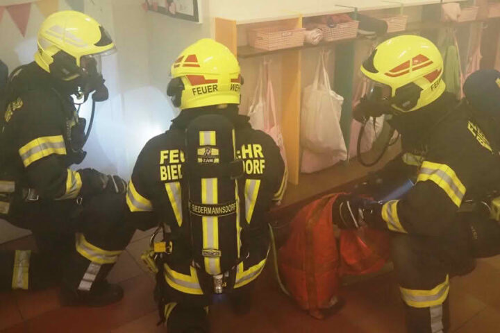 FF Biedermannsdorf: Übung – Brand im Kindergarten, mehrere Kinder vermisst.