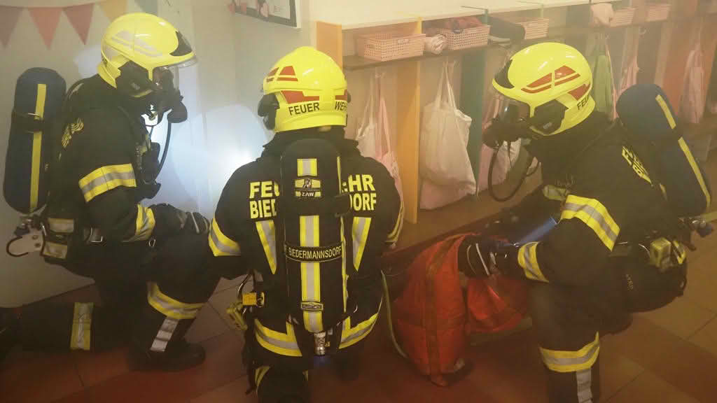 FF Biedermannsdorf: Übung – Brand im Kindergarten, mehrere Kinder vermisst.