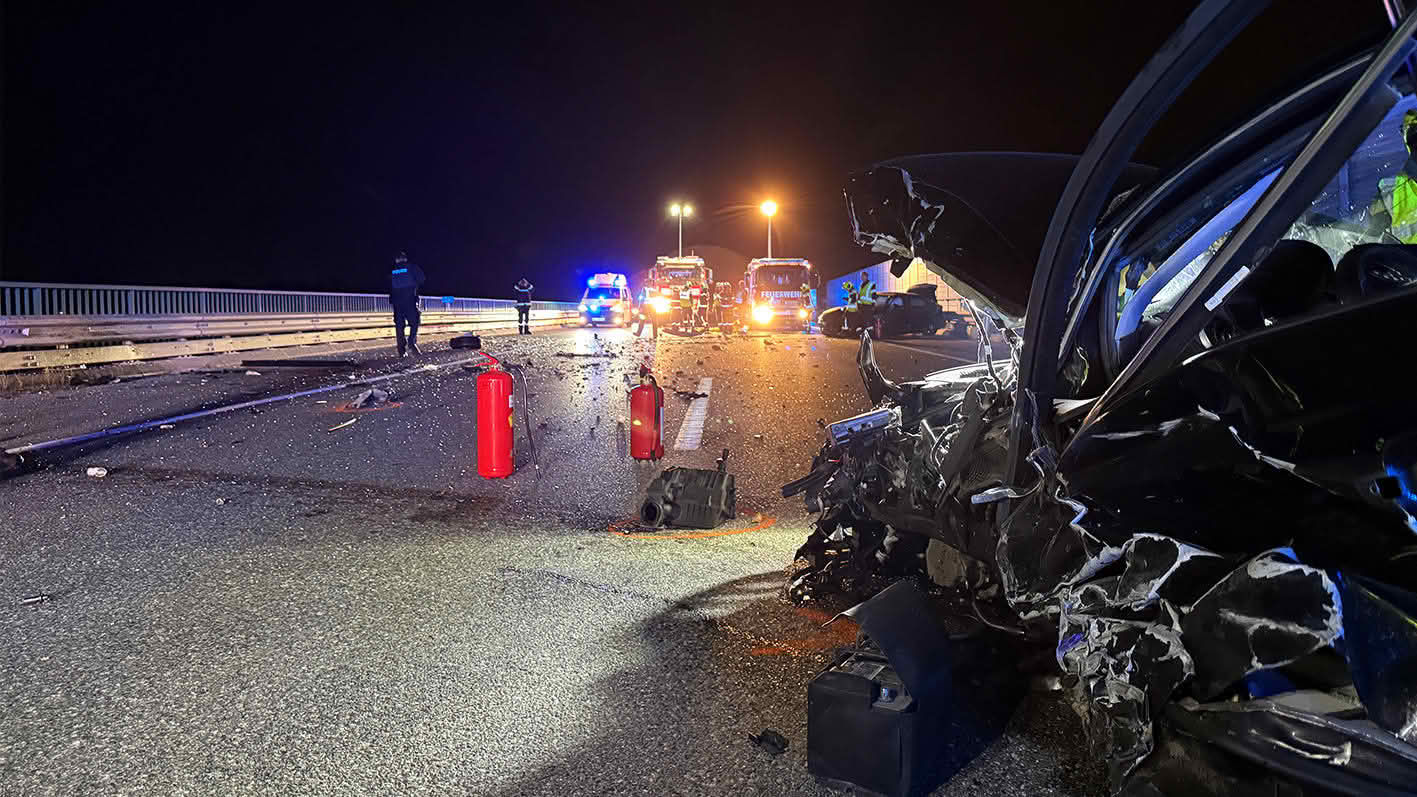 AFKDO Schwechat-Land: Schwerer Verkehrsunfall auf der B15
