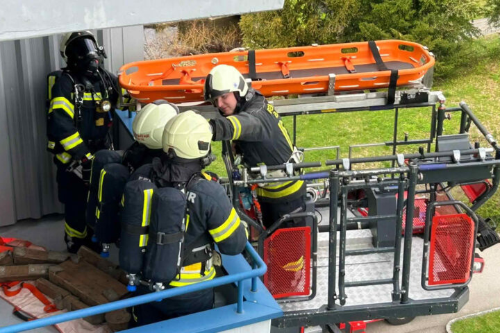 FF Bad Ischl: Großangelegte Atemschutzübung im Studentenwerk