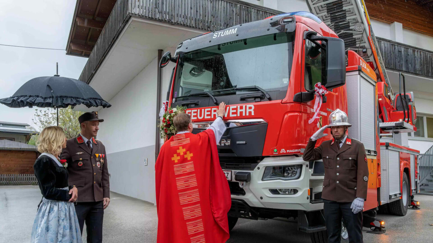Florianifeier und Segnung der neuen Drehleiter in Stumm