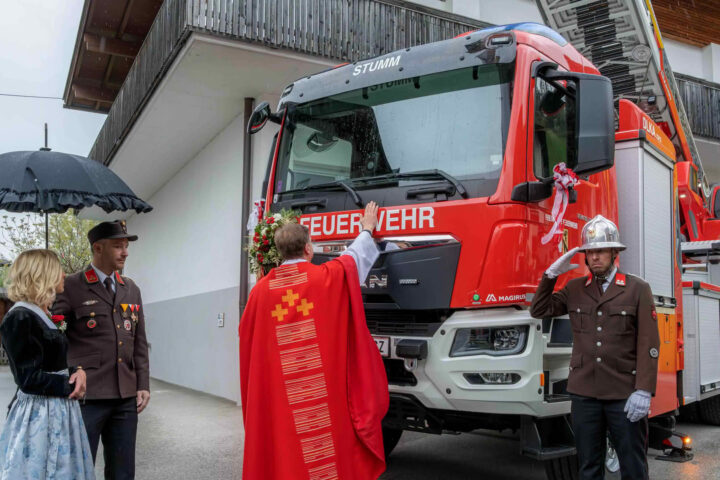 BFV Schwaz: Florianifeier und Segnung der neuen Drehleiter in Stumm