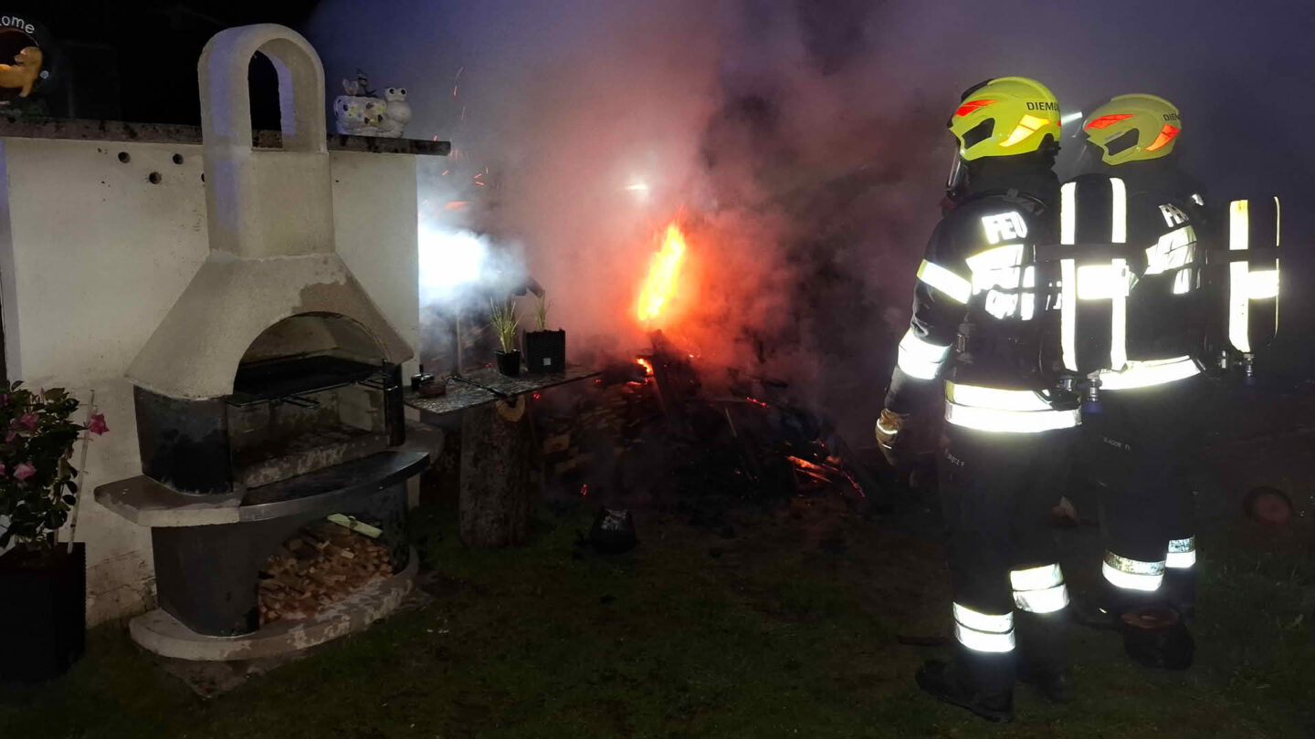 Nächtlicher Holzstapelbrand