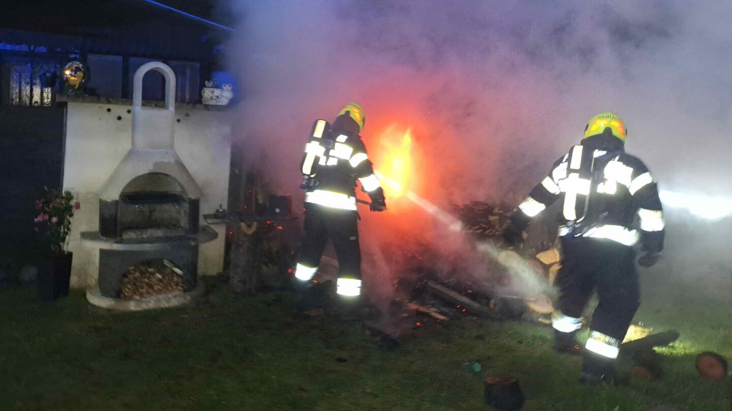 Nächtlicher Holzstapelbrand