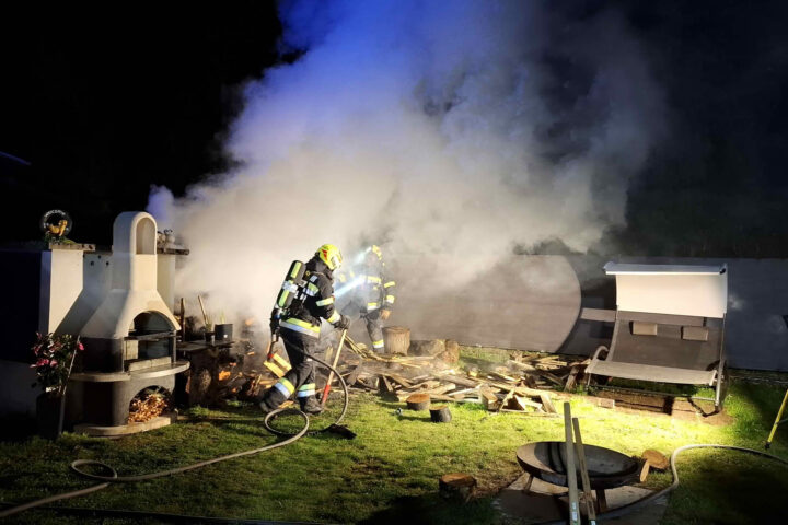 FF Kapfenberg-Diemlach: Nächtlicher Holzstapelbrand