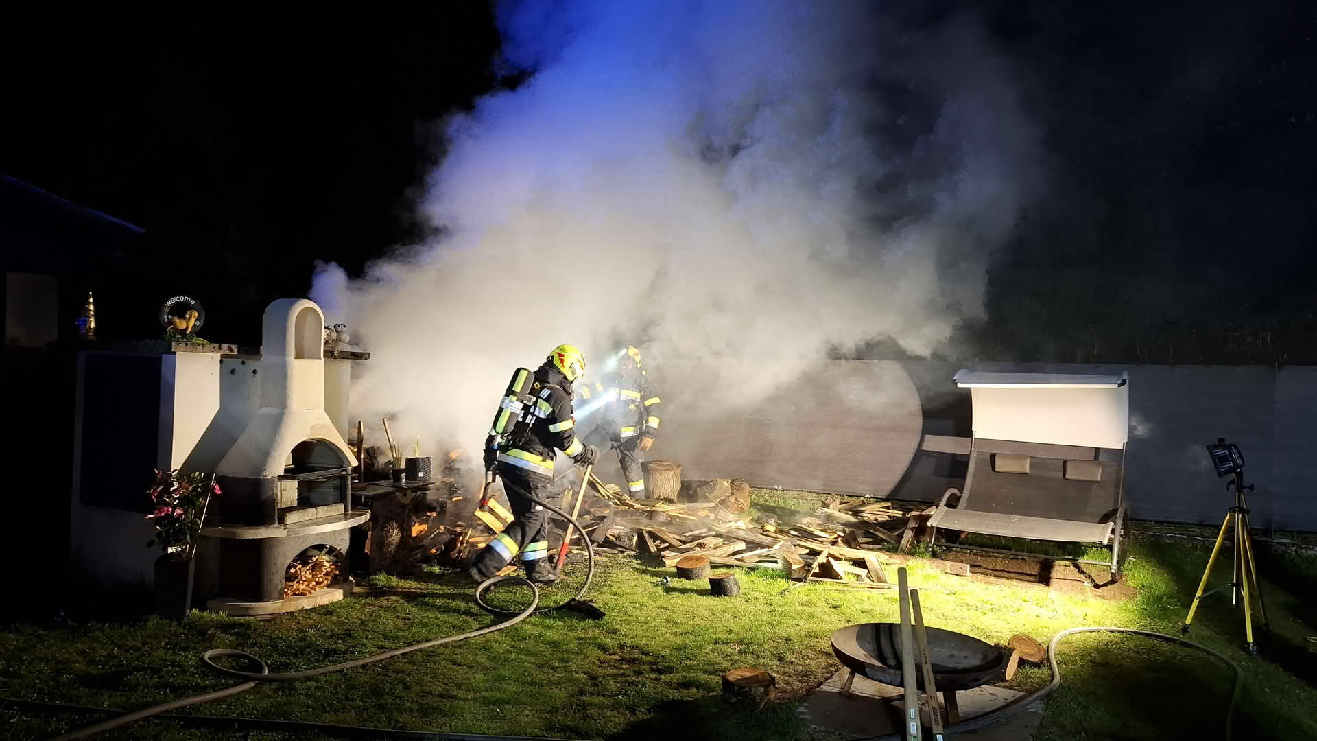 FF Kapfenberg-Diemlach: Nächtlicher Holzstapelbrand